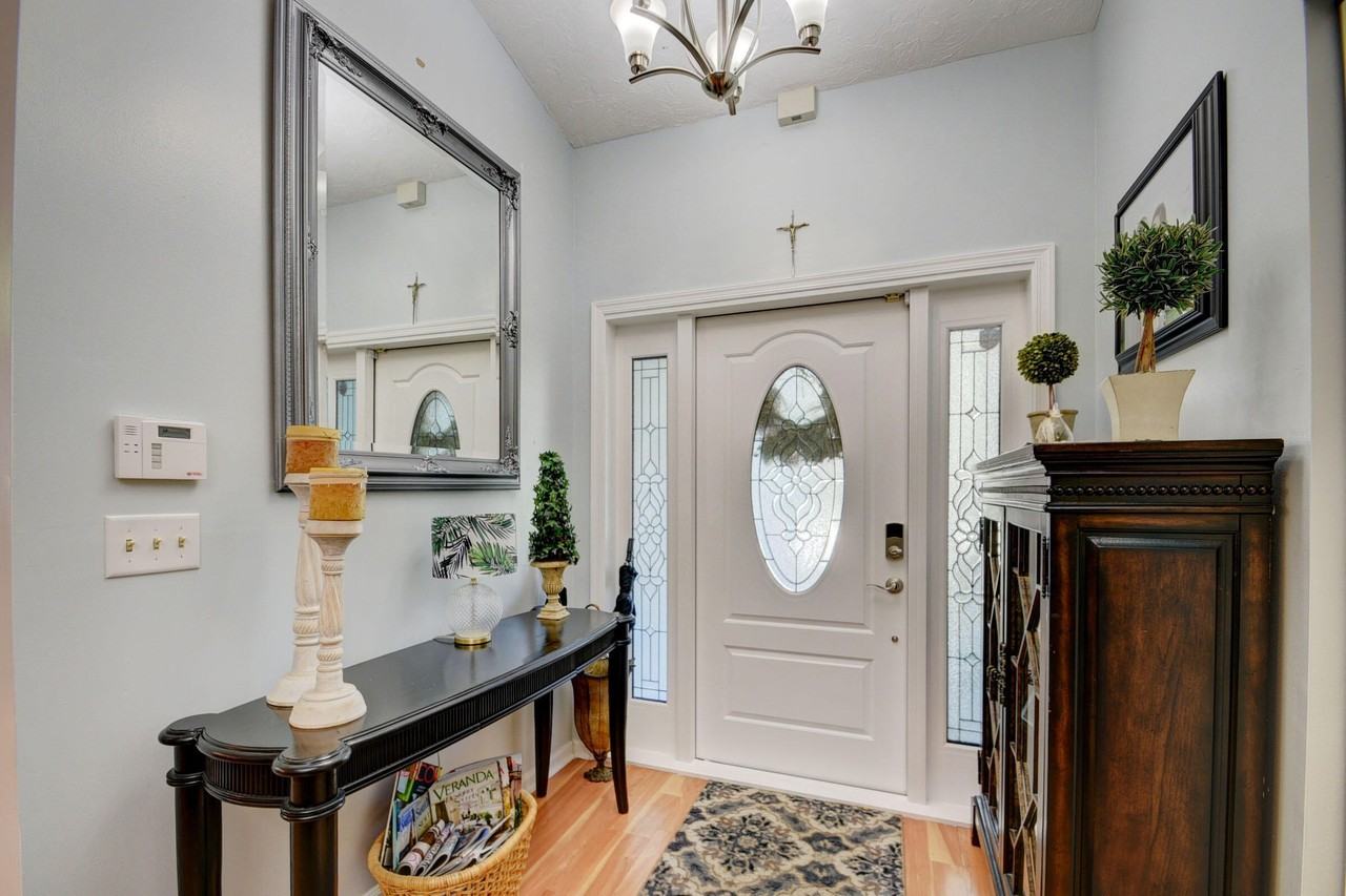 1098 Primrose Ln - Photo 2 of 12