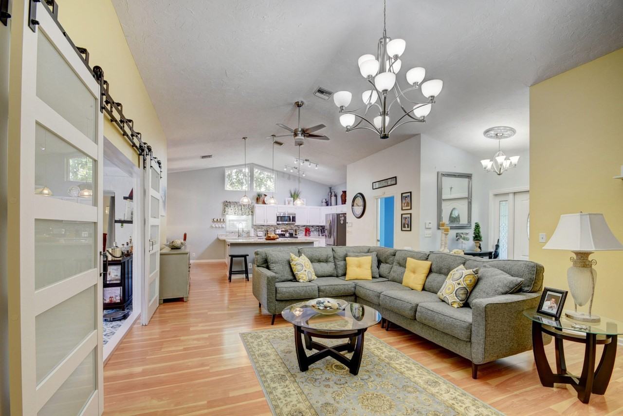 1098 Primrose Ln - Photo 4 of 12