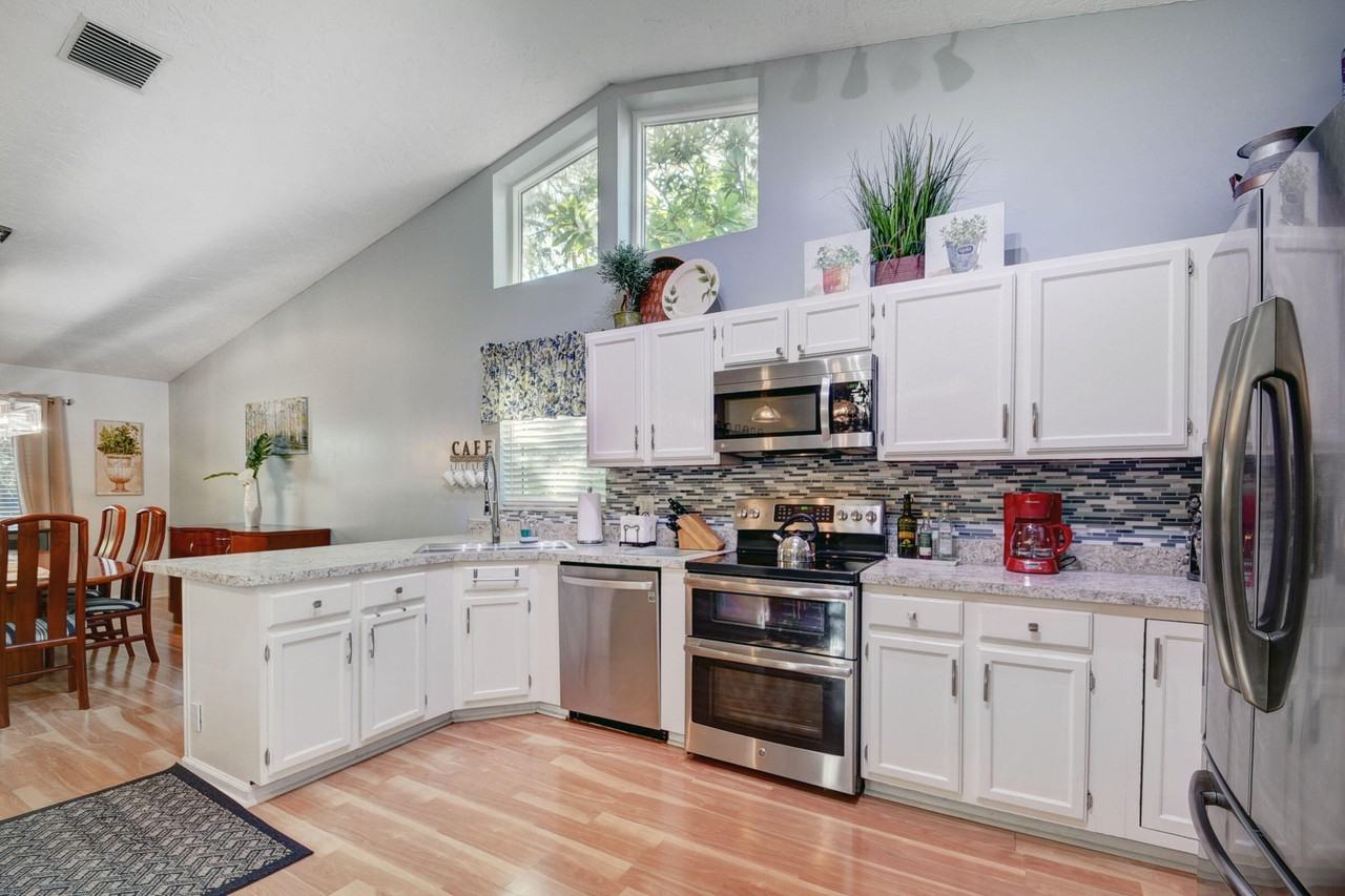 1098 Primrose Ln - Photo 5 of 12