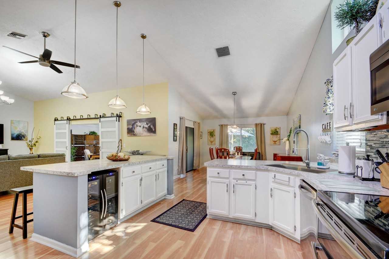 1098 Primrose Ln - Photo 6 of 12