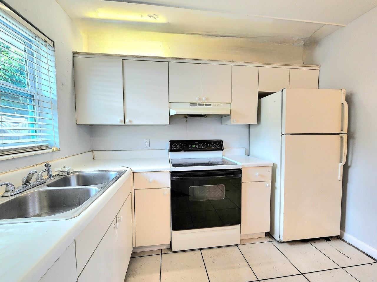 215 Sw 1st Ct #1-2 - Photo 2 of 13