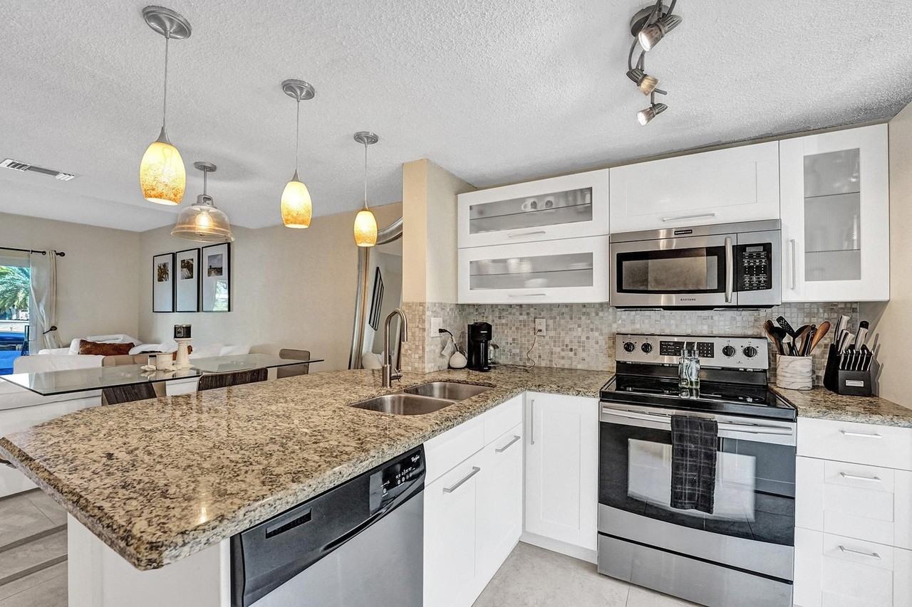 2571 Ne 15th St - Photo 4 of 50