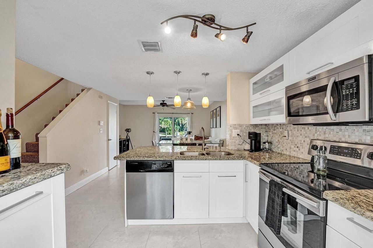 2571 Ne 15th St - Photo 5 of 50