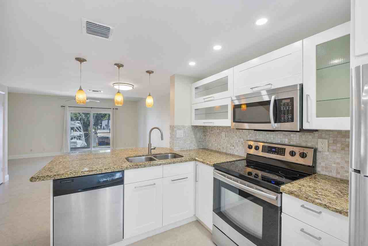 2571 Ne 15th St - Photo 6 of 50