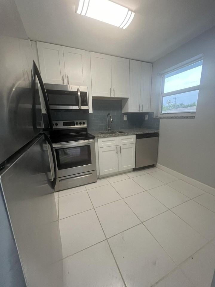 1001 Se 3rd St #1 - Photo 3 of 39