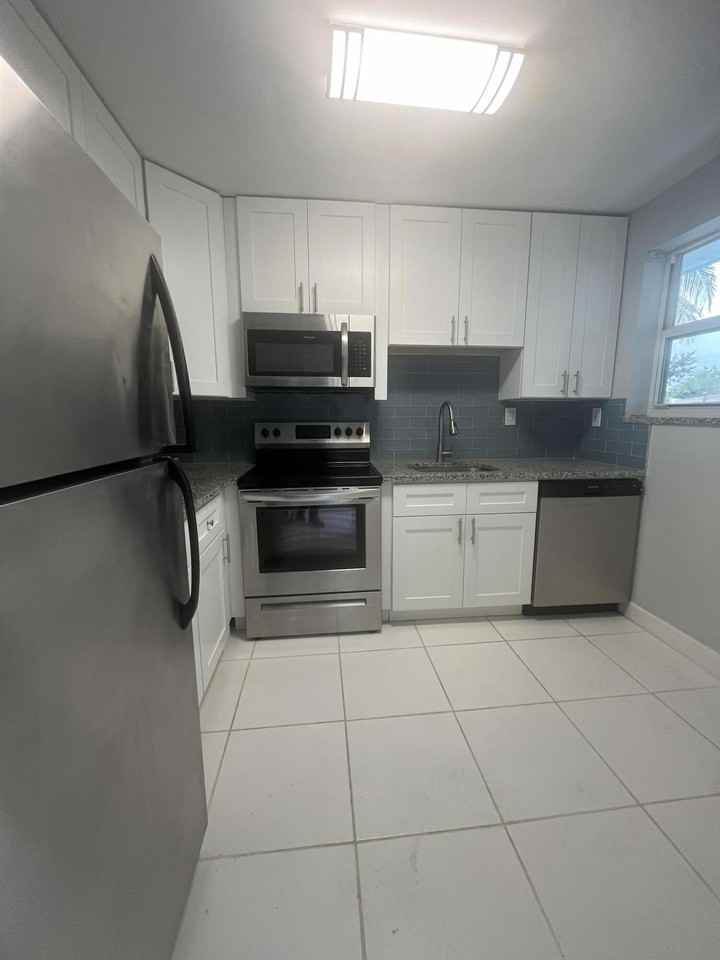 1001 Se 3rd St #1 - Photo 5 of 39