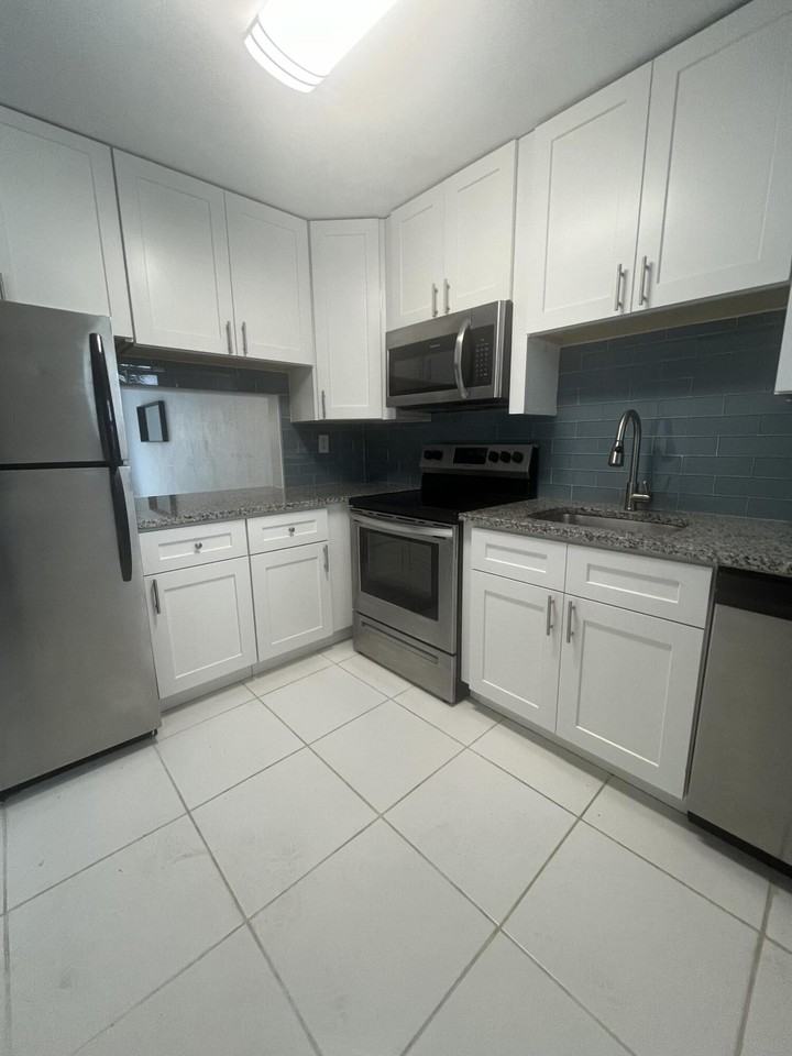 1001 Se 3rd St #1 - Photo 6 of 39