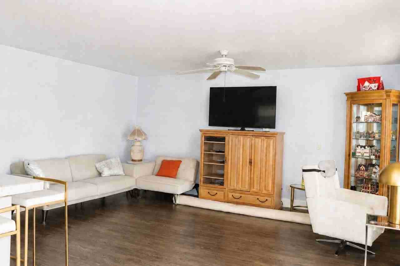 120 Seville D - Photo 2 of 13