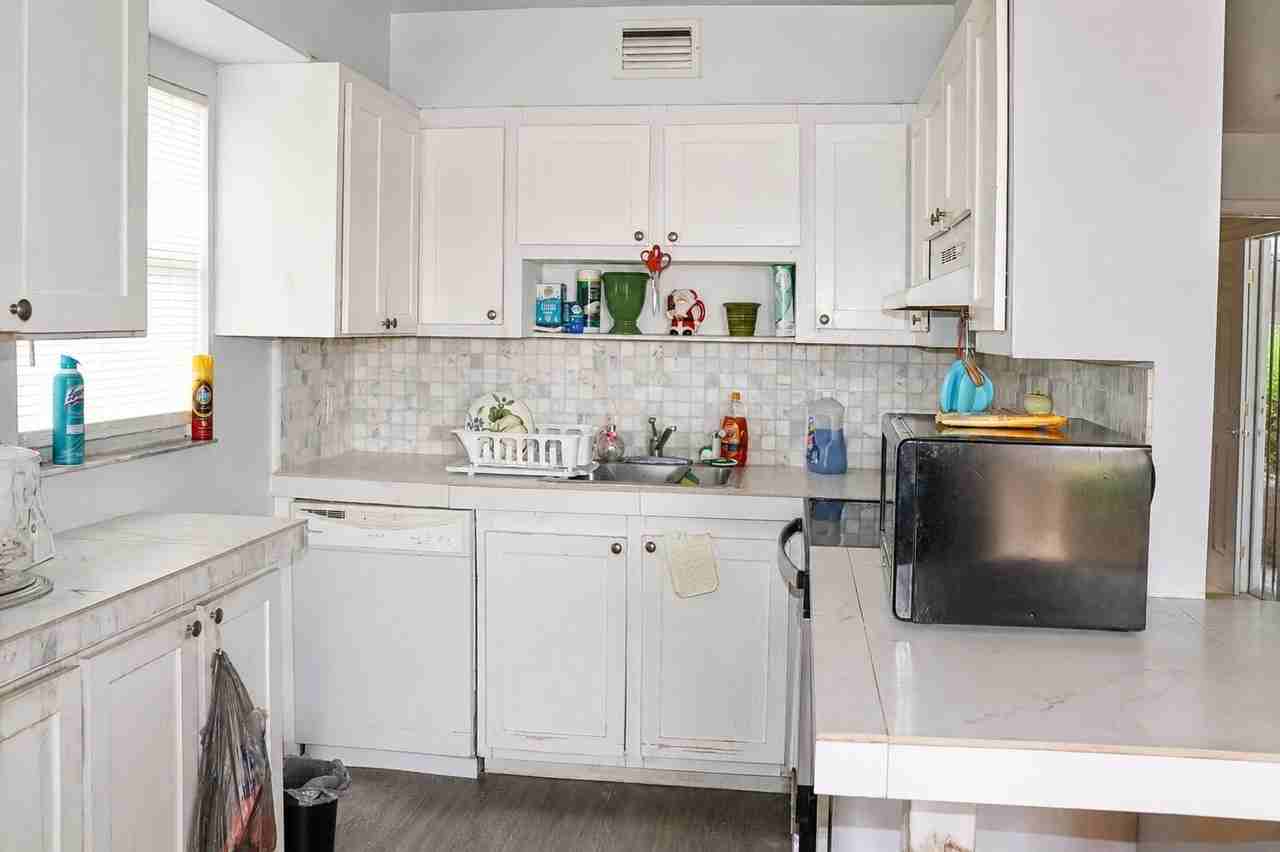 120 Seville D - Photo 3 of 13