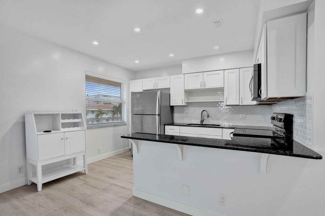 2862 Ne 32nd St #13 - Photo 3 of 24
