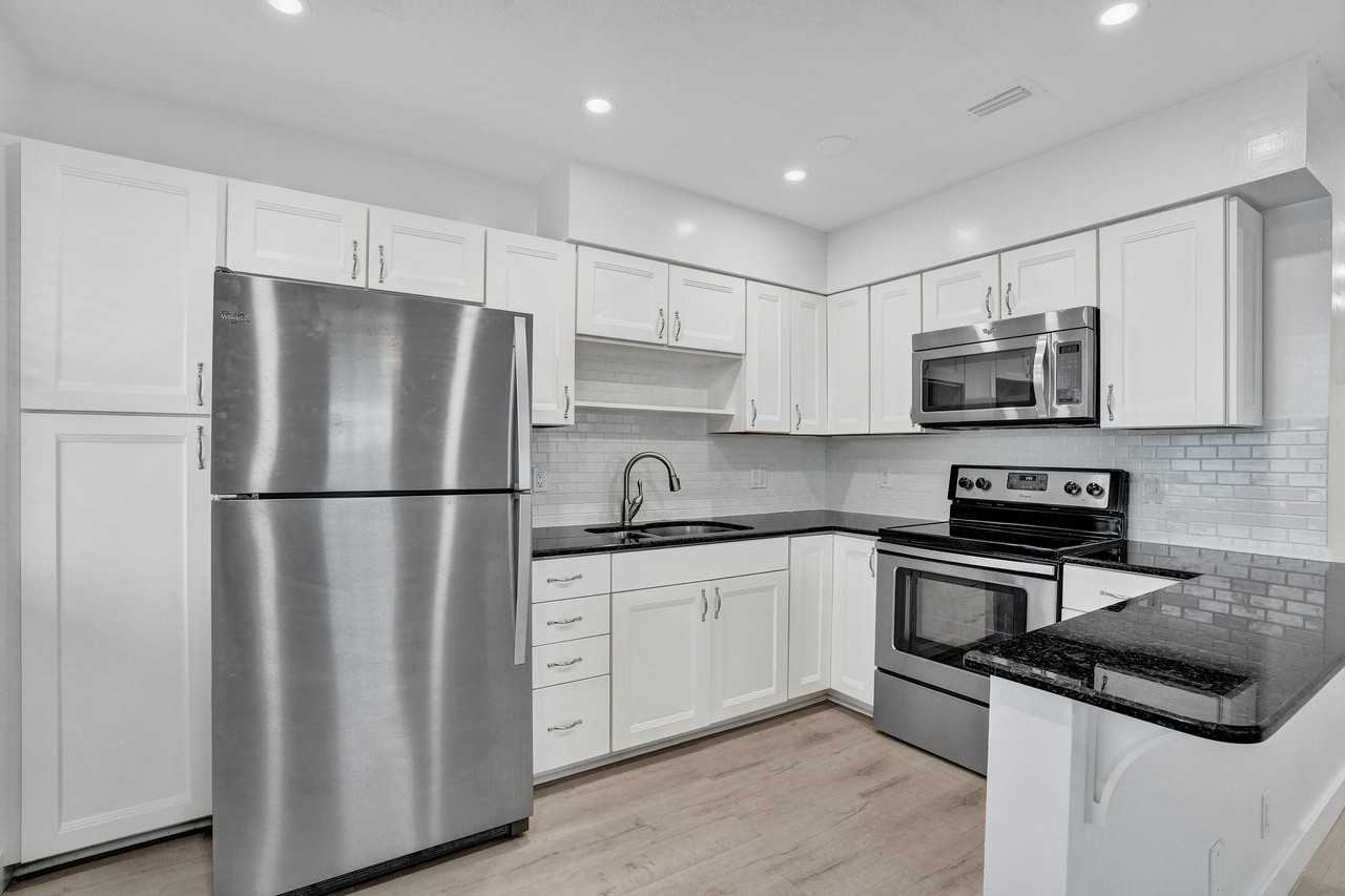 2862 Ne 32nd St #13 - Photo 4 of 24