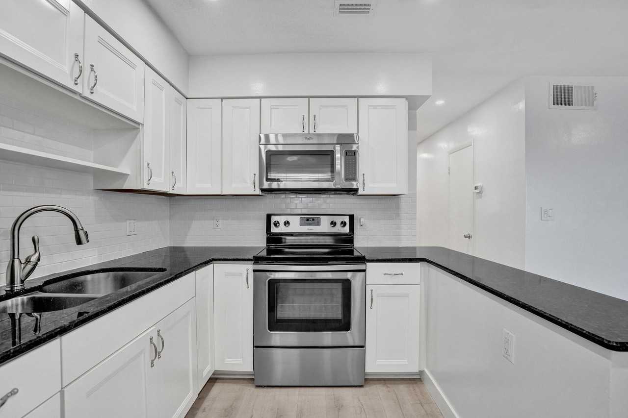 2862 Ne 32nd St #13 - Photo 5 of 24