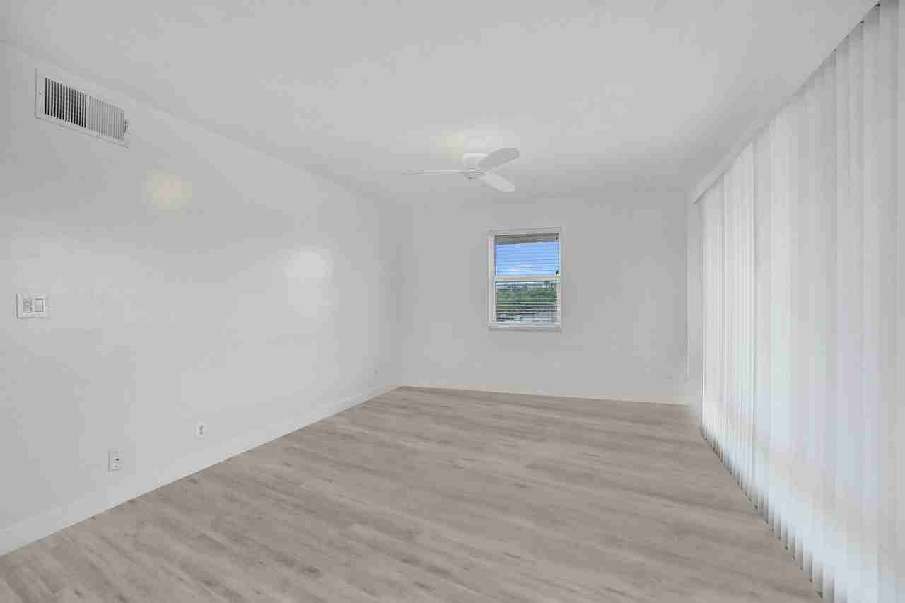 2862 Ne 32nd St #13 - Photo 7 of 24