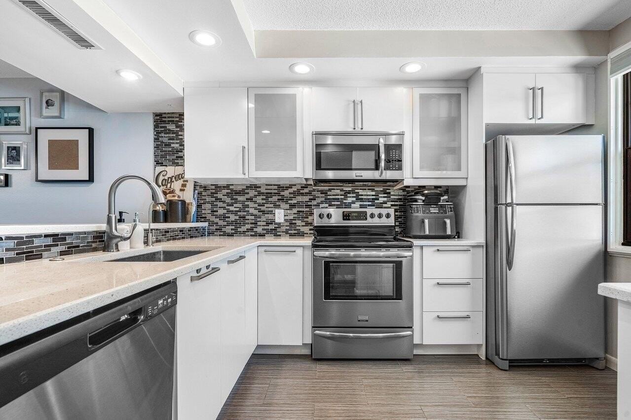 6121 Balboa Cir #103 - Photo 6 of 24