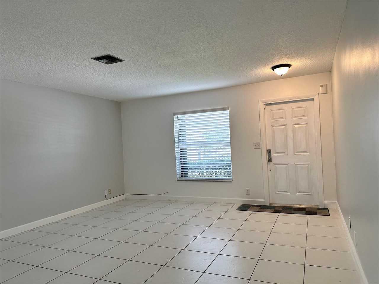 1905 Sw 86th Ave - Photo 2 of 20