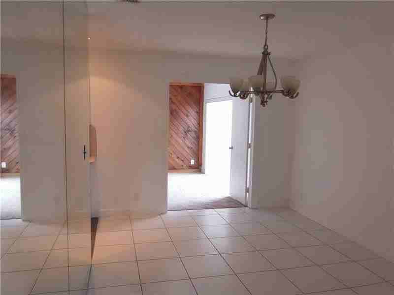 1905 Sw 86th Ave - Photo 4 of 20