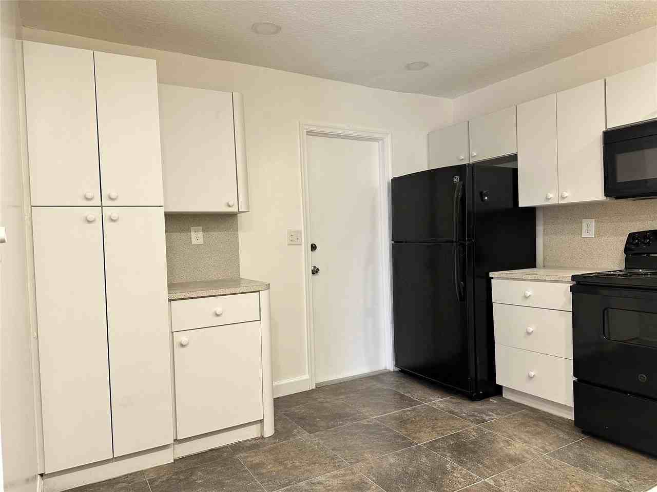 1905 Sw 86th Ave - Photo 5 of 20