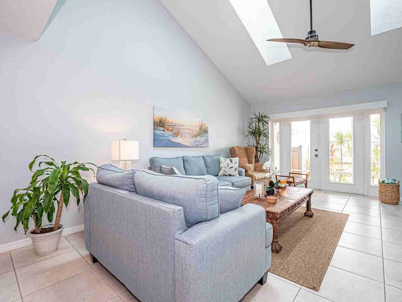 559 6th St - Photo 4 of 50