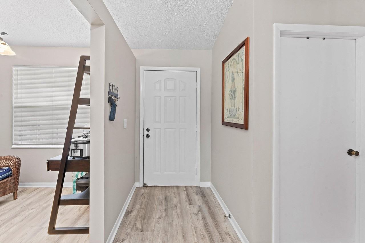 1502 Pinecrest Cir #C - Photo 4 of 29