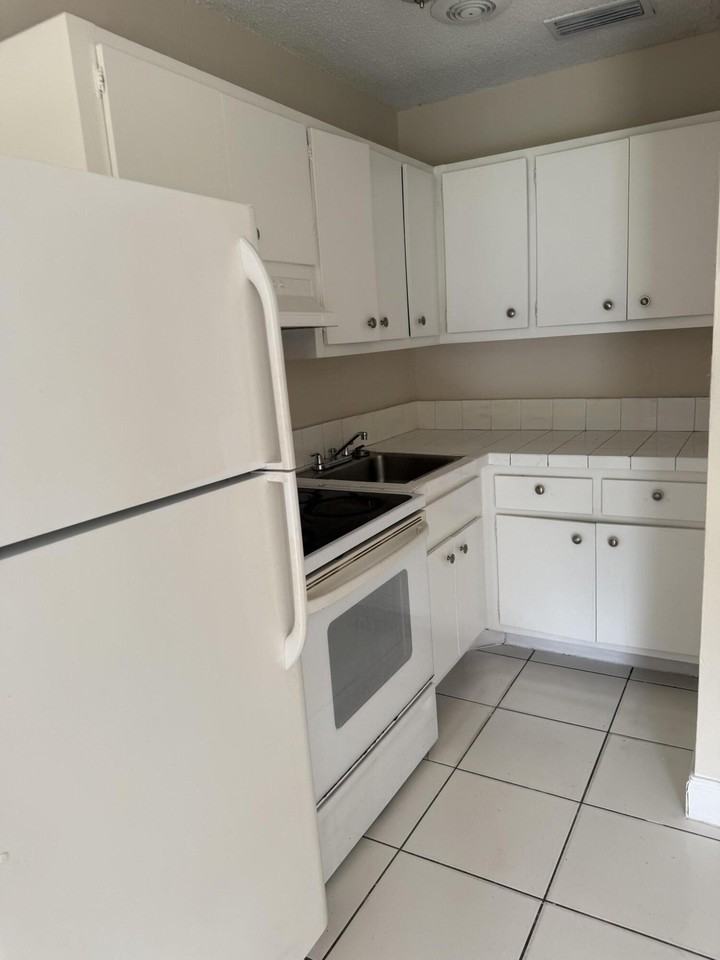 1431 Sw 44th Ter #3 - Photo 2 of 5