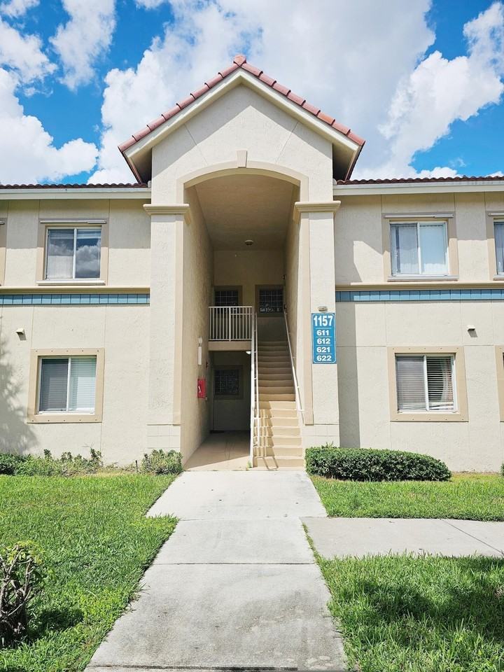 1157 Golden Lakes Blvd #621