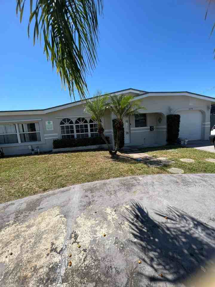 1699 Nw 7th Ter - Photo 3 of 42