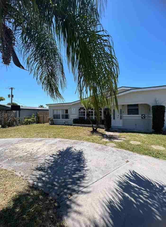 1699 Nw 7th Ter - Photo 5 of 42