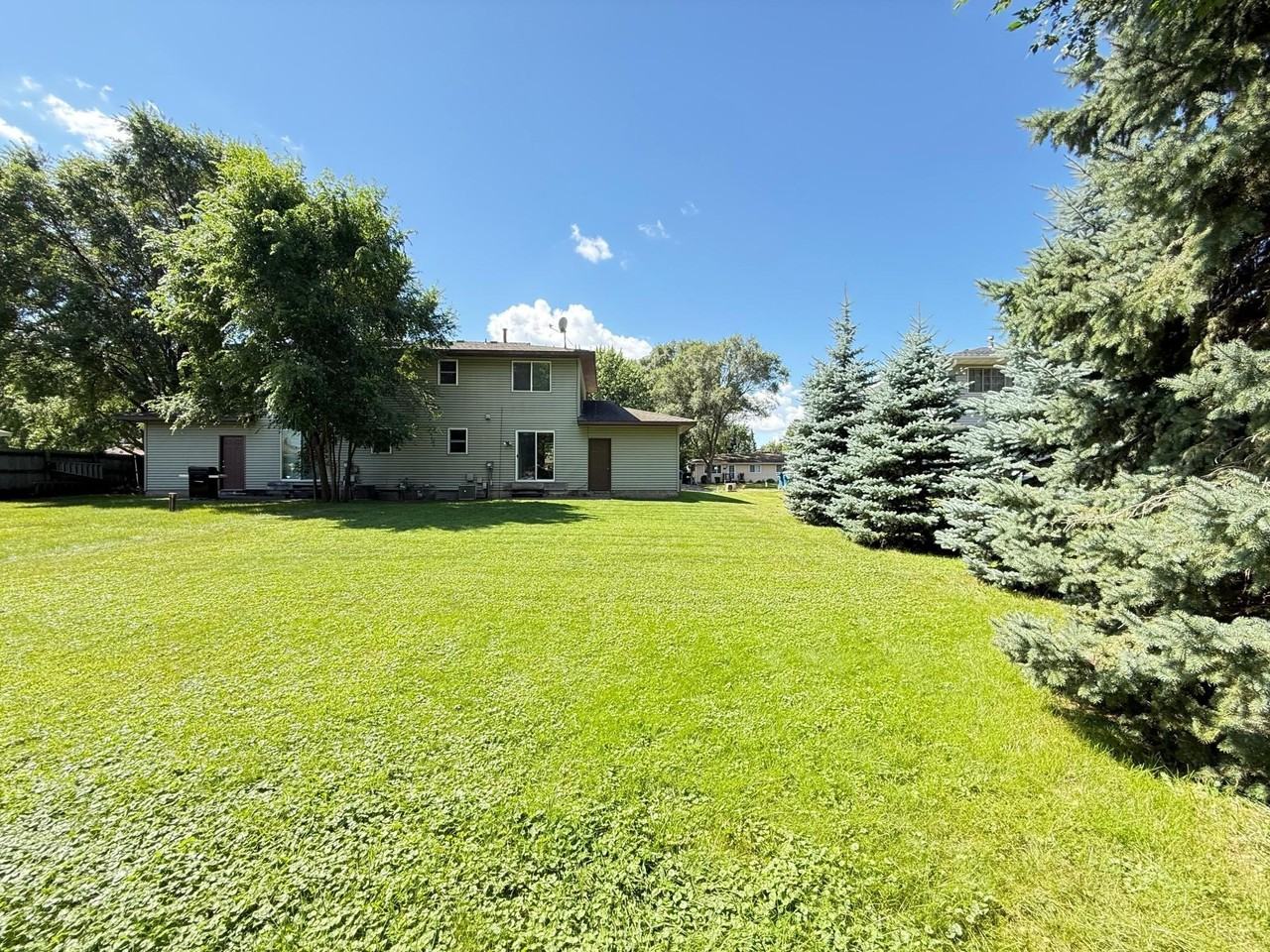 415 Belle Aire Dr - Photo 2 of 23