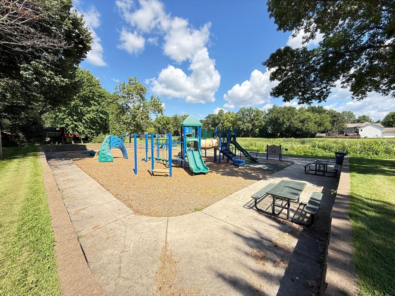 415 Belle Aire Dr - Photo 4 of 23