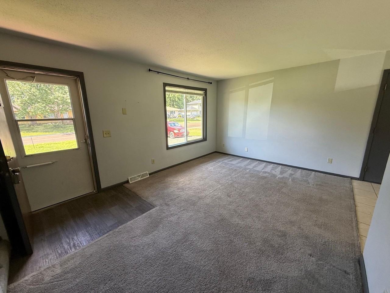 415 Belle Aire Dr - Photo 6 of 23