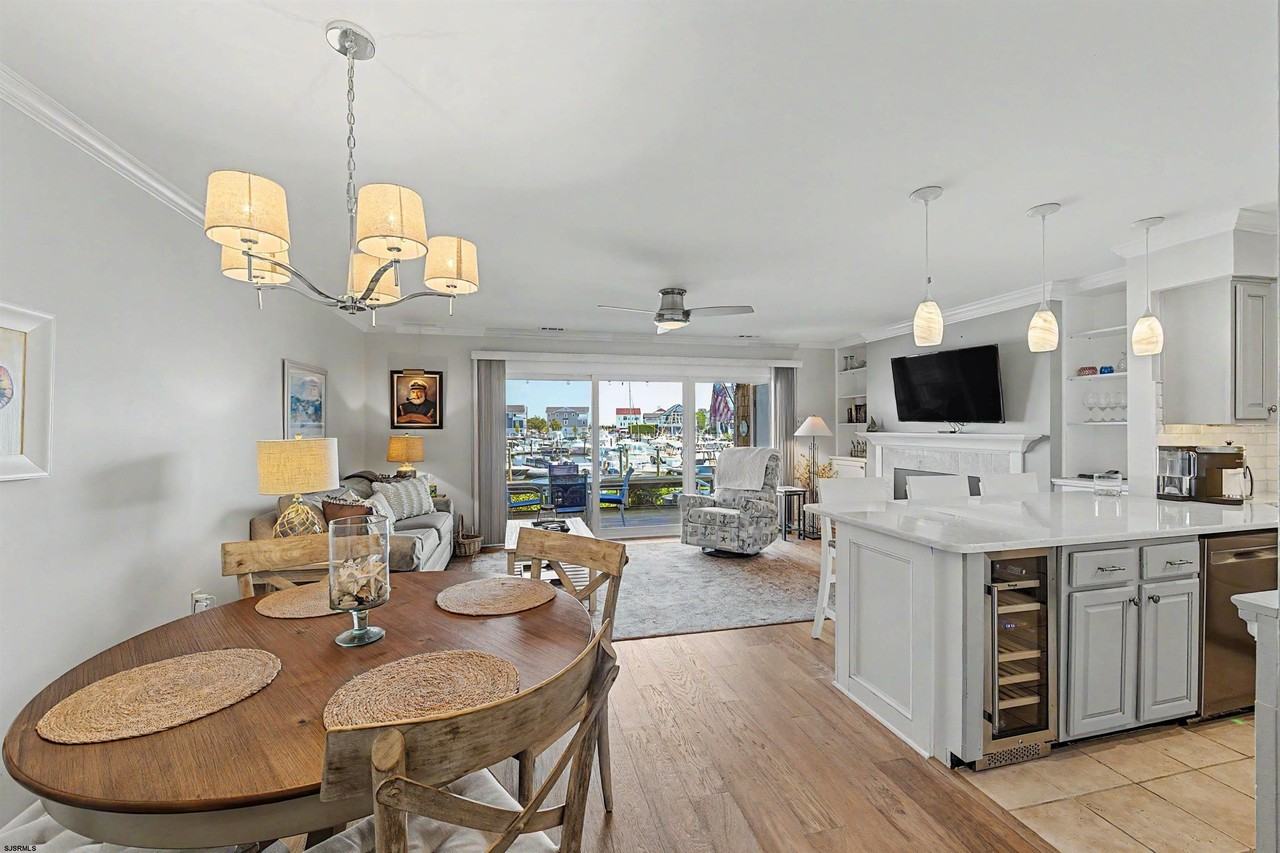 211 Harbour Cv #211 - Photo 3 of 25