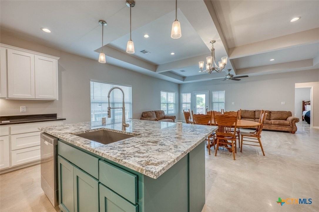 1516 Stonecrest Dr - Photo 4 of 29