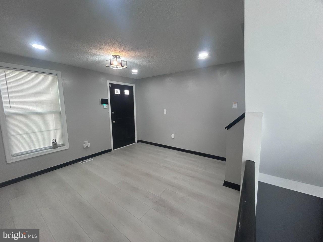1101 Somerset St - Photo 2 of 15