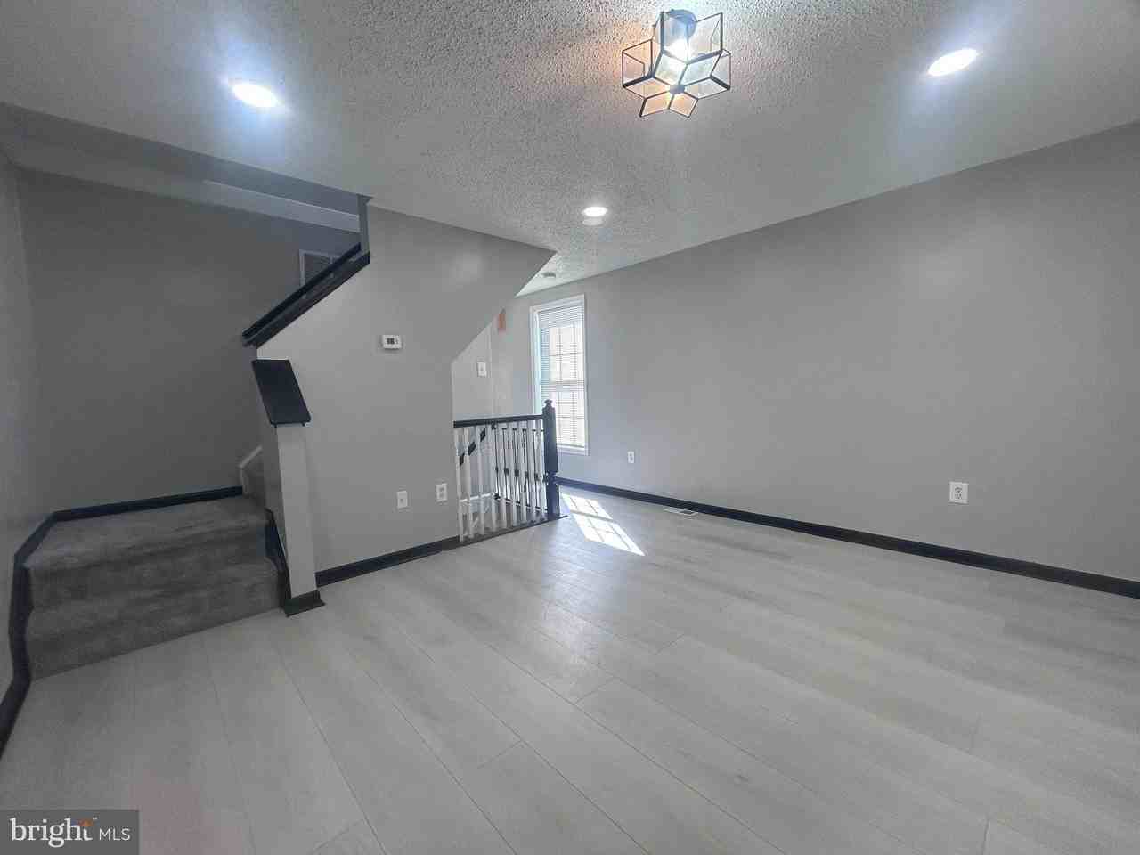 1101 Somerset St - Photo 3 of 15