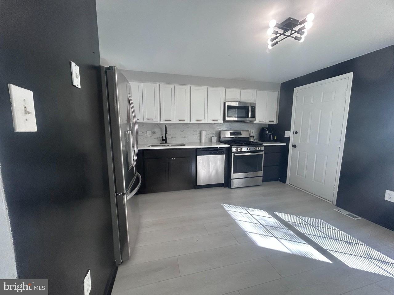 1101 Somerset St - Photo 4 of 15