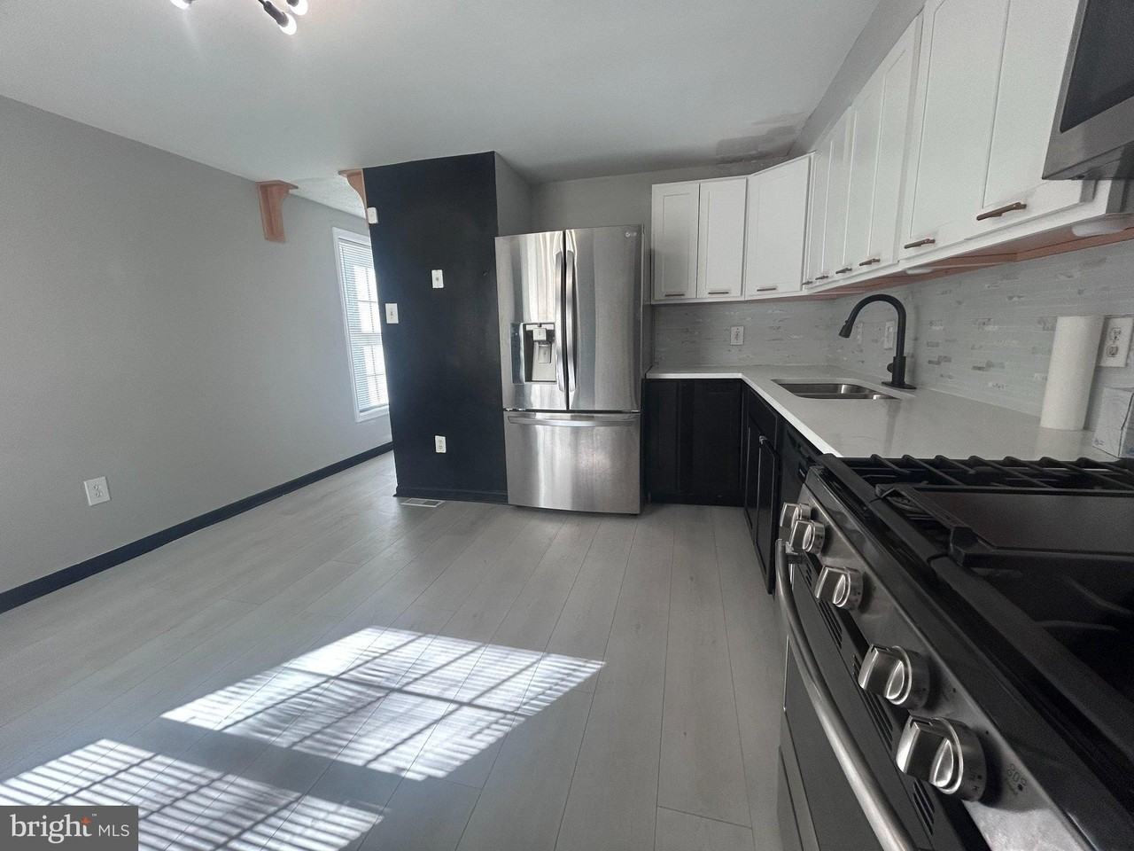 1101 Somerset St - Photo 5 of 15