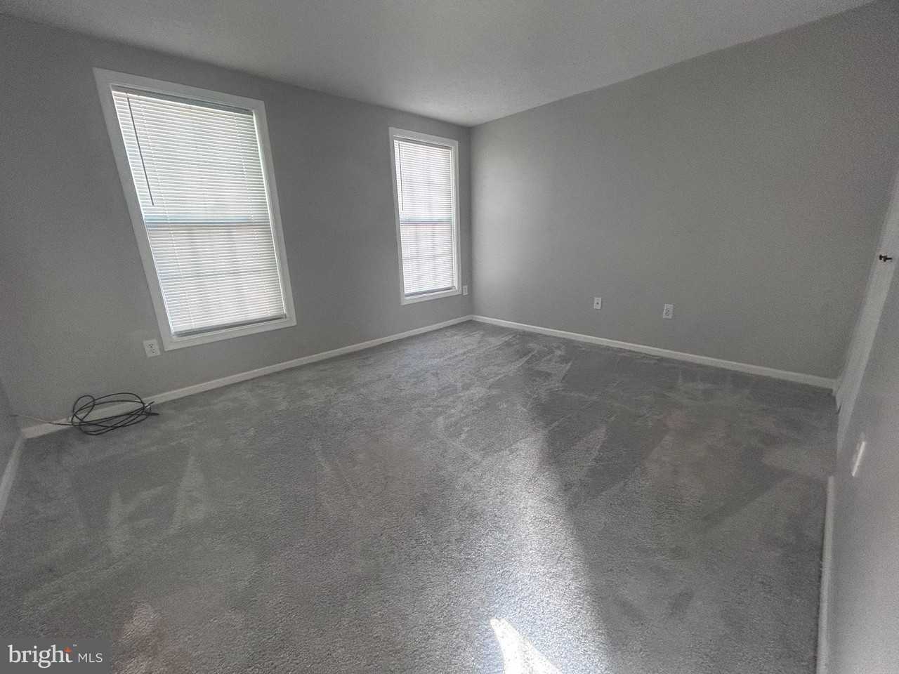 1101 Somerset St - Photo 6 of 15