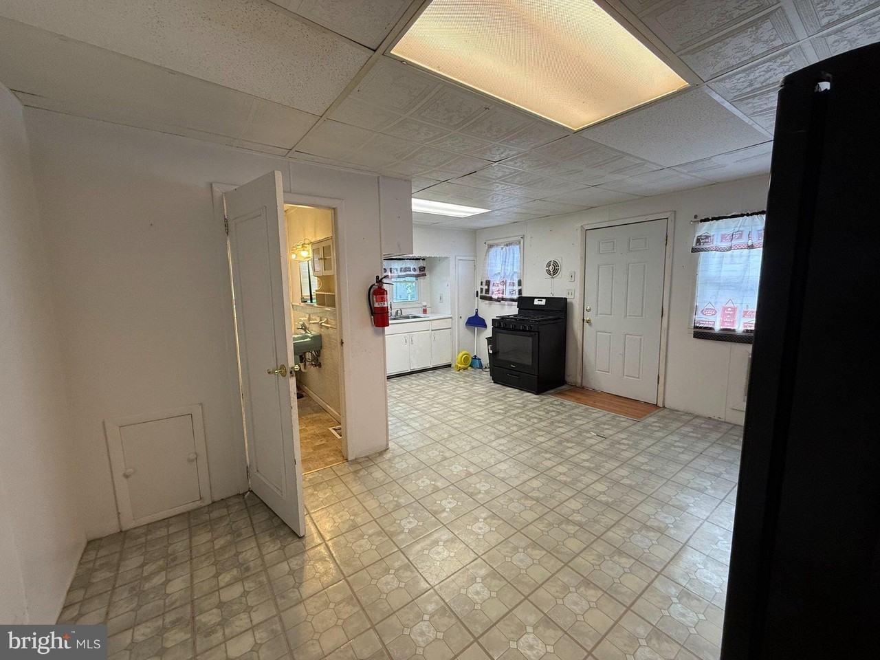 410 Middlesex St - Photo 3 of 13