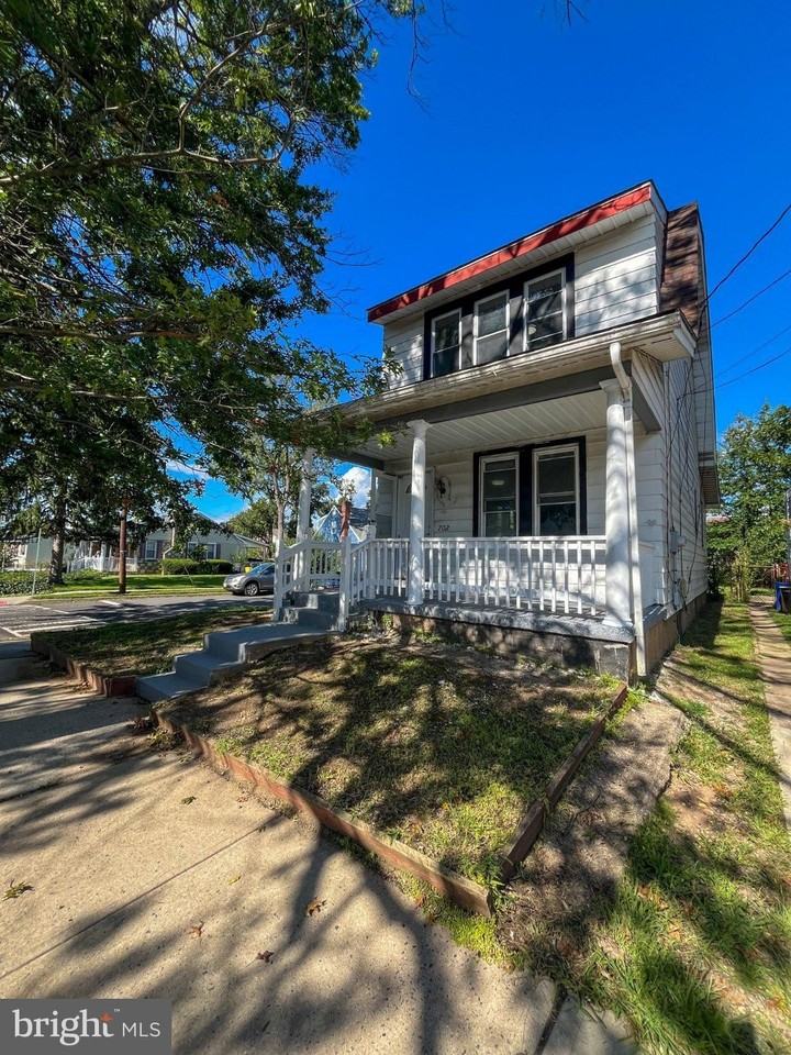 702 Atlantic Ave - Photo 2 of 17