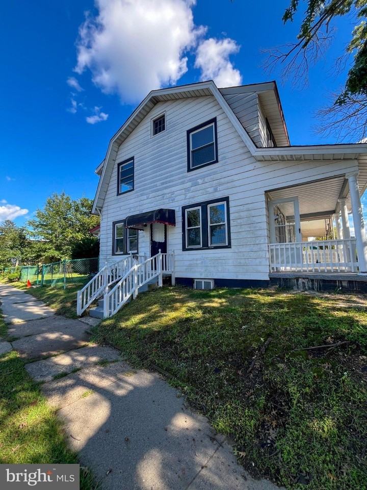 702 Atlantic Ave - Photo 3 of 17