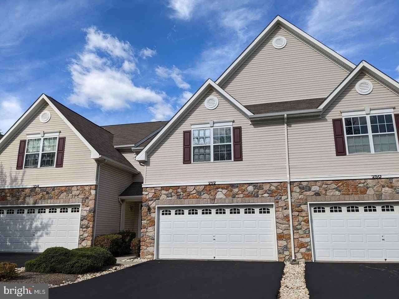 252 Brinley Dr - Photo 2 of 25