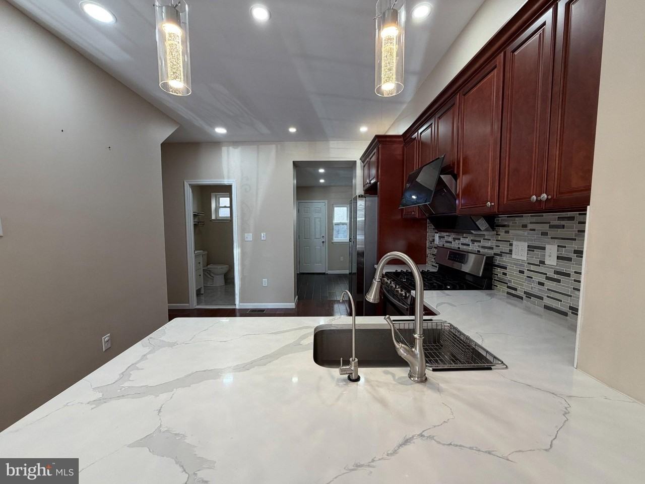 1112 E Moyamensing Ave - Photo 4 of 30