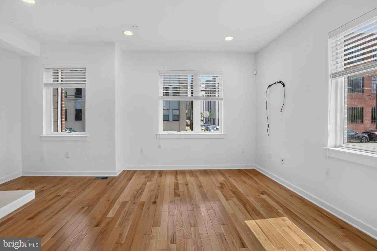 950 Shackamaxon St - Photo 4 of 46