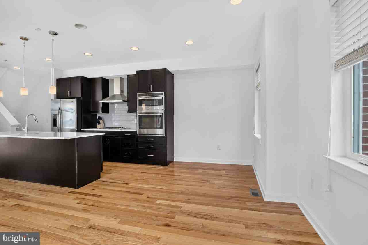 950 Shackamaxon St - Photo 7 of 46