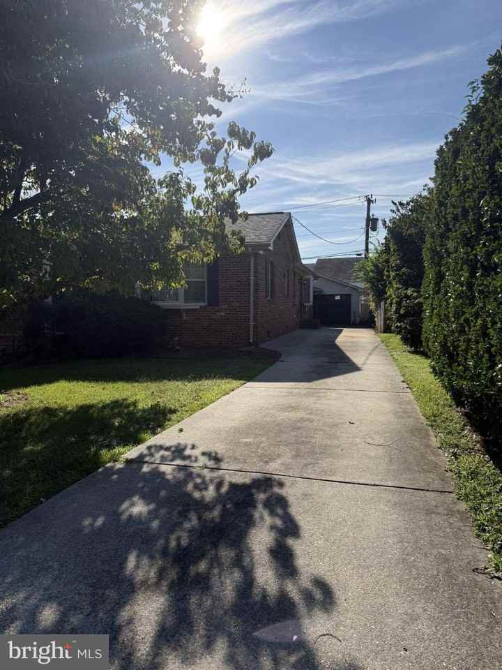 446 Hanson Ave - Photo 5 of 36