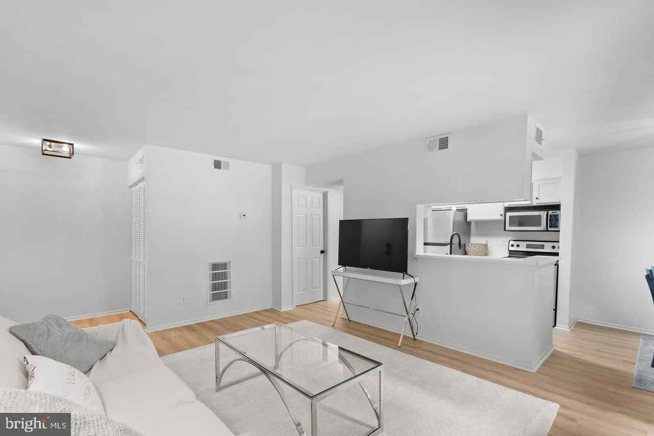 1725 Ascot Way #1725D - Photo 4 of 14