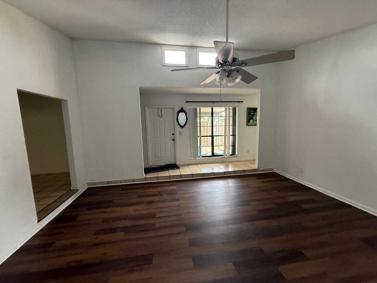 1001 Manor Dr - Photo 5 of 17
