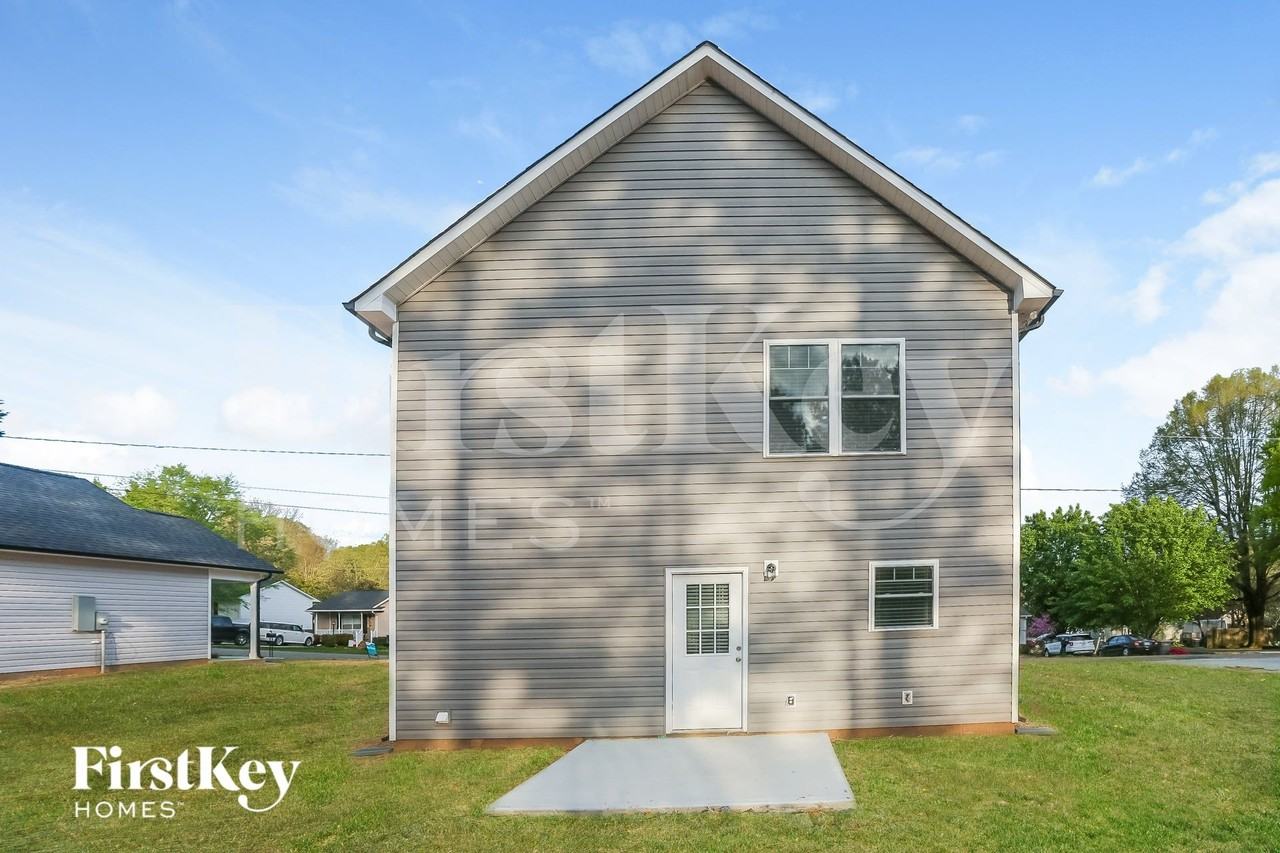 918 Victoria Ave - Photo 2 of 2