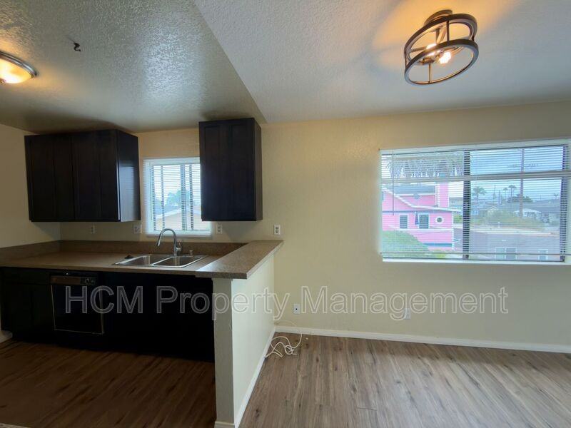 922 W 25th St #2 - Photo 3 of 9