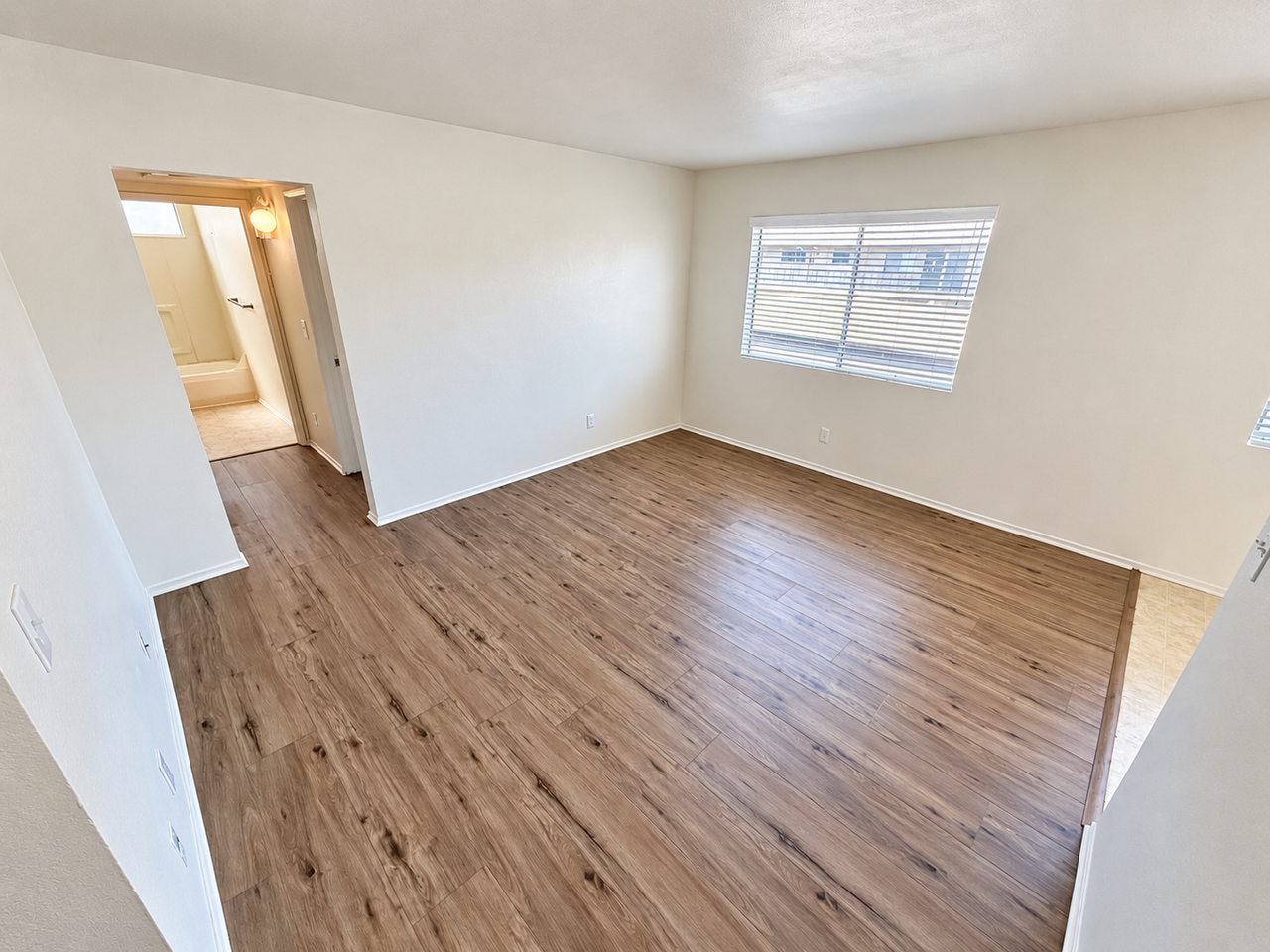11441 Oxnard St - Photo 6 of 22